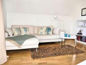 AumühleHoliday apartment Green House的客厅配有白色的沙发和桌子