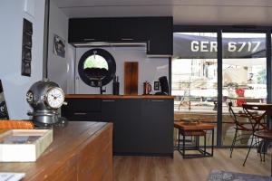 弗伦斯堡Houseboat Leni Flensburg的厨房配有黑色橱柜和台面上的闹钟