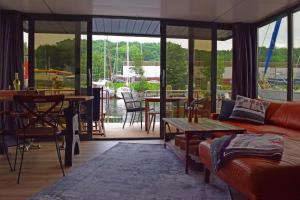 弗伦斯堡Houseboat Leni Flensburg的客厅配有沙发和桌子
