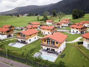 因泽尔Inzell Chalets with private pool的享有村庄的空中景致,设有房屋