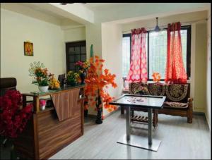 钦奈Chennai Grand T Nagar的客厅配有沙发和桌子