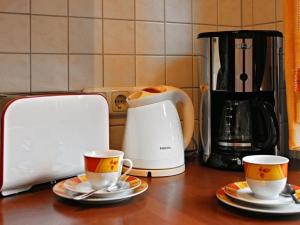 MottenAppealing apartment in Motten的配有2个咖啡杯和烤面包机的柜台