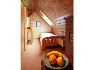 MottenAppealing apartment in Motten的一间房间,配有一张床和一碗水果