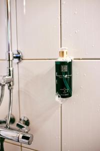 桑德维肯Clarion Collection Hotel Smedjan的浴室墙上的绿瓶