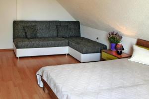 VerchenCottages at the Kummerower See Verchen的客房内的床和沙发