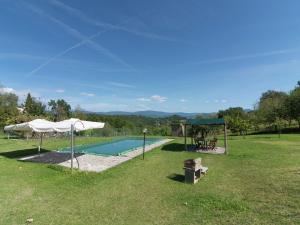 Saint-Honoré-les-Bains阿尼洛度假屋的后院设有游泳池和凉亭