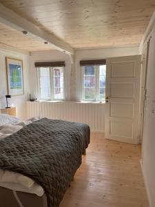 NyordRagnhilds Gård, Hostel的一间设有床铺的卧室,位于带窗户的房间内