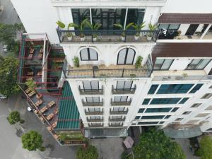 河内Nature Hanoi Hotel的享有大楼高空美景,设有阳台