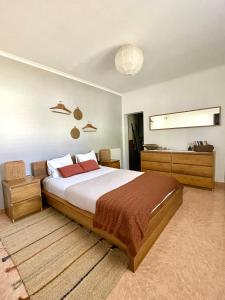 格兰杜拉Andorinha Levante的一间卧室,卧室内配有一张大床