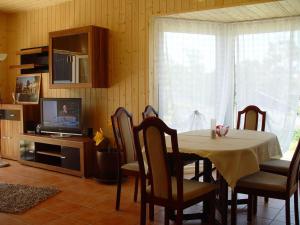 赛巴特班森Cottage Heringsdorf的一间带桌子和电视的用餐室