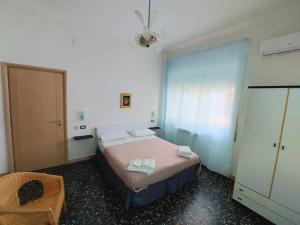 卡梅罗塔码头Villa Silvia b&b的一间卧室配有一张床,上面有两条毛巾