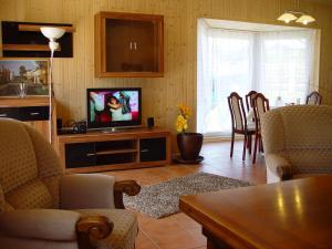 赛巴特班森Cottage Heringsdorf的客厅配有餐桌上的平面电视