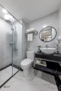 河内Nature Hanoi Hotel的一间带卫生间、水槽和镜子的浴室