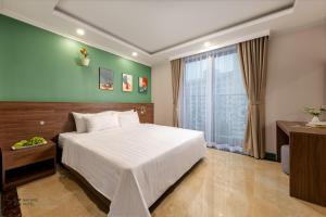 河内Nature Hanoi Hotel的卧室配有白色的床和窗户。