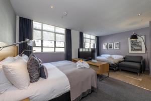 伦敦先瑞伦敦市酒店的酒店客房配有两张床和一张书桌