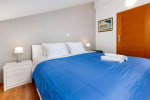 波雷奇Apartment Lili的一间卧室配有一张蓝色的床和木门