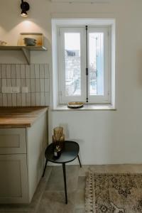 利马索尔Smaragda's Guest Rooms的厨房配有桌子和窗户