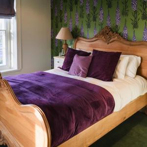 诺斯阿勒顿克利夫兰通天酒店的一间卧室配有一张大木床和紫色床单