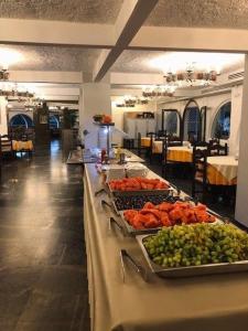卡特罗斯卡尔特罗斯酒店的包含不同种类水果和蔬菜的自助餐