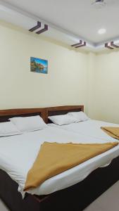 SecunderābādON GREEN RESIDENCY的一间卧室配有一张带白色床单的大床