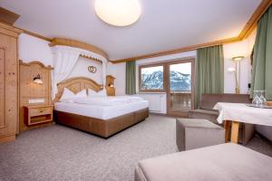 弗林肯贝格Astegg, Alpengasthof的酒店客房设有两张床和窗户。