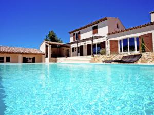 Martres-TolosaneLuxury villa in Provence with a private pool的别墅前设有游泳池