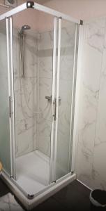 维尔雅尔姆Forest 104的浴室里设有玻璃门淋浴