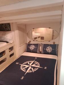 普罗普里亚诺Santa-Giulia的小房间,船上有一张床