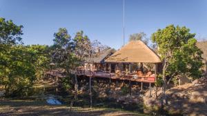威尔吉旺登禁猎区Ndlovu Safari Lodge的一个带甲板的度假村,那里有人坐在