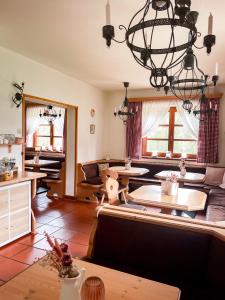 ArriachGasthof Arriach的客厅配有吊灯、沙发和桌子