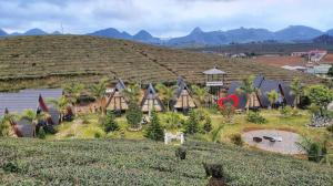木州县Thung Lũng Ba Đồi Chè的山丘上房屋的模型