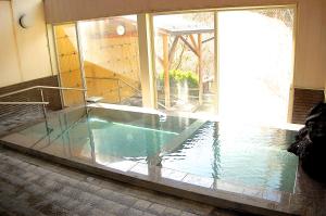 中之条沢渡温泉宫田屋旅馆的窗户房间的游泳池