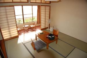 中之条沢渡温泉宫田屋旅馆的享有高空美景,配有桌椅