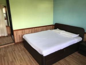 加德满都Hotel Mandala的一张带白色床单和枕头的床
