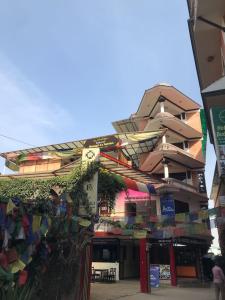 加德满都Hotel Mandala的一座悬挂着一束旗帜的建筑