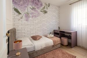 特罗吉尔VIPo Seget Apartments的一间卧室设有一张床和砖墙