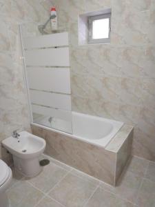 巴尔巴特Casa Moli的带浴缸和卫生间的浴室。