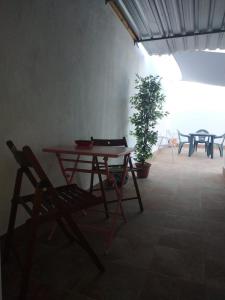 巴尔巴特Casa Moli的桌子和椅子,在种植了盆栽植物的房间里