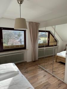 埃恩鲁赫Haus Cornelia的一间卧室设有一张床和两个窗户。