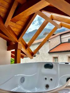 圣洛伦佐因巴纳莱Hotel Opinione Dimora Storica的木制屋顶下的白色浴缸