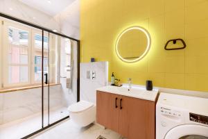 希俄斯Giustiniani Apartments的浴室配有卫生间水槽和淋浴。