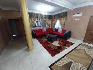 Hotel romantico的客厅配有红色沙发和红色地毯