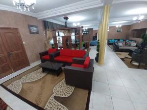 Hotel romantico的客厅配有红色沙发和其他家具