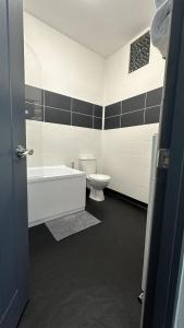 Modern 2 Bed near Turf Moor Football Stadium的一间浴室