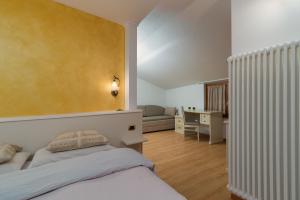圣洛伦佐因巴纳莱Hotel Opinione Dimora Storica的一间卧室设有一张床和一间客厅。