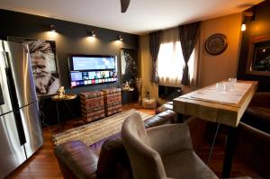 班约勒Luxury Apartments Croatia的带沙发、桌子和电视的客厅