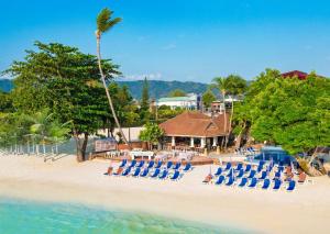查汶苏梅岛那帖度假村的一群椅子在海边的沙滩上