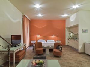 佛罗伦萨Pop公寓式酒店的酒店客房,配有床和电视