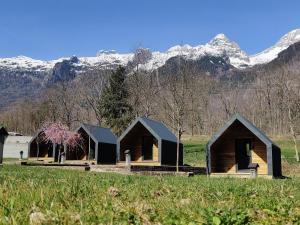 博维茨Base camp - Glamping resort Bovec的山地的连排小屋
