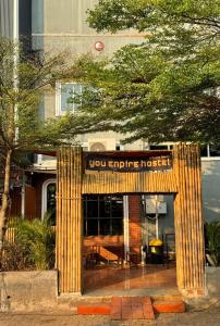 巴色You Empire Hostel & Bar的带有读取服务室标志的建筑